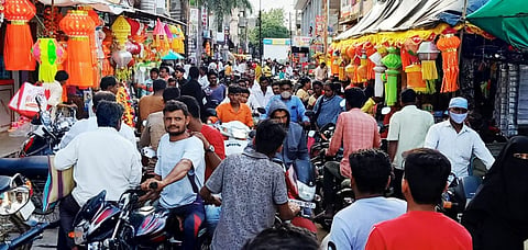 The market in Nevasa taluka is crowded without considering social distance