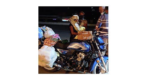 तुम्हाला रडवेल ही बातमी... चाळीस दिवसांच्या बाळाला घेऊन ओल्या बाळंतीनीला करावा लागला सतराशे किमीचा प्रवास