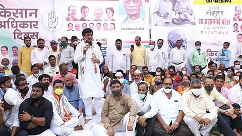 नांदेड - केंद्र सरकारचा निषेध करण्यासाठी कॉँग्रेसतर्फे शनिवारी पालकमंत्री अशोक चव्हाण यांच्या प्रमुख उपस्थितीत प्रतिकात्मक ट्रॅक्टर मार्च व सत्याग्रह आंदोलन करण्यात आले.