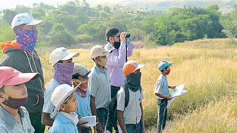 थंडीची हुडहुडी.. आल्हाददायक वातावरणात चिमुकल्यांनी लुटला पक्षीनिरीक्षणाचा आनंद