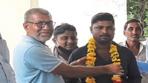 परतूर : अशोक चिंचाणे याचा सत्कार करताना.