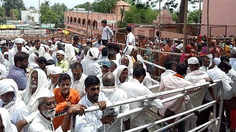 परळी वैजनाथ - वैद्यनाथ ज्योतिर्लिंगाच्या दर्शनासाठी भाविकांनी केलेली गर्दी.