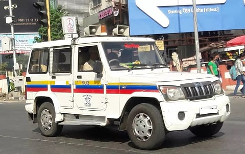 #Lockdown : मित्रांसोबत पोलिस जीपमध्ये पार्टी! चौघांवर गुन्हा; पोलिस निलंबीत