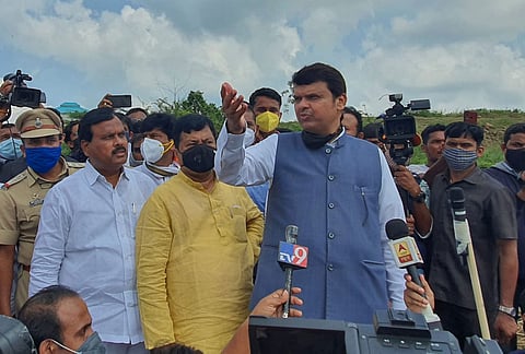 ओढ्याच्या एका काठावर देवेंद्र फडणवीस तर दुसर्या काठावर शेतकरी, ग्रामस्थ...