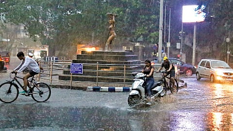पूर्वमोसमी सरी बरसल्या; मॉन्सून आणखी तीन दिवस वेटिंगवर