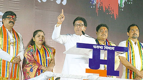 मंडई - मनसेच्या उमेदवारांच्या प्रचारासाठी सोमवारी आयोजित प्रचारसभेत बोलताना राज ठाकरे. यावेळी (डावीकडून) किशोर शिंदे, मनीषा सरोदे, सुहास निम्हण आणि अजय शिंदे.