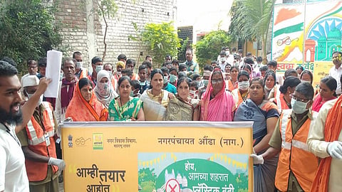 औंढा नागनाथ ः येथील नगर पंचायतर्फे मंगळवारी प्लॅस्टिममुक्ती अभियान राबविण्यात आले.