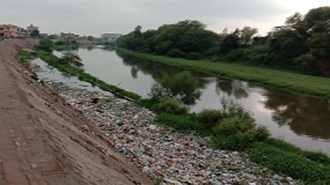नदीपात्रातील कचऱ्यामुळे नागरिकांचे आरोग्य धोक्यात; प्रशासनाचे साफ दुर्लक्ष