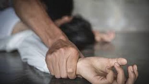 रात्री हॉलमध्ये ती एकटी झोपायची, चुलत भाऊ हळूच यायचा आणि...