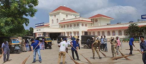 PM praises Shirdi cleanliness campaign
