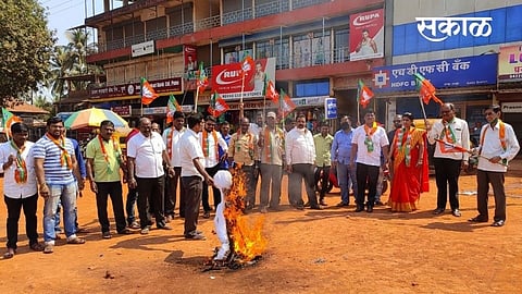 symbolic statue of Shiv Sena MP Vinayak Raut was cremated by BJP in Lanza political sindhudurg marathi news