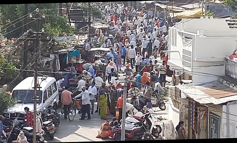 उमरेड : बंदमध्ये थोडी शिथिलता देताच भाजी बाजारात उसळलेली गर्दी.