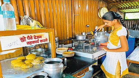 Swarupa Got 75 Percent Marks By Helping His Father On The Tea Tapari Kolhapur Marathi News