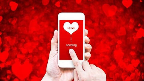 Valentine Day : व्हॅलेंटाईनसाठी आहे 'या' गॅजेट्सना आहे तुफान मागणी