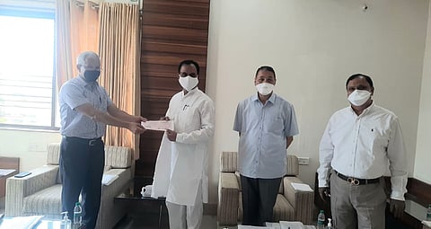 भीमाशंकर कारखान्याची मुख्यमंत्री साहय्यता निधीस दहा लाखांची मदत