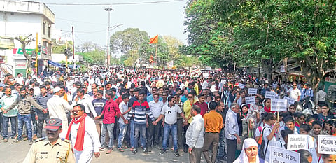 वर्धा : विविध सामाजिक संघटना व राजकीय पक्षांच्या वतीने आयोजित मोर्चात सहभागी नागरिक