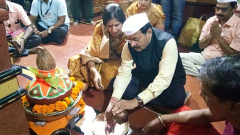 यावल - श्रीक्षेत्र मनुदेवी मंदिरात गुरुवारी सपत्नीक पूजा करताना जिल्हाधिकारी किशोर राजे निंबाळकर.