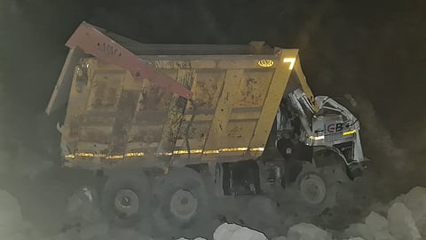 कचरा टाकण्यासाठी गेलेला डंपर 100 फुट खाली कोसळून चालकाचा मृत्यू; संबधित कंपनीवर गुन्हा दाखल
