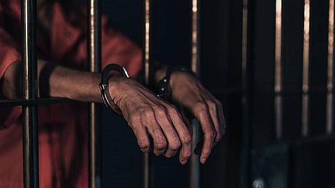 वाढत्या संसर्गामुळे पॅरोल अर्जावर तातडीने निर्णय घ्या; उच्च न्यायालयाचे कारागृह प्रशासनांना निर्देश