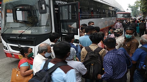 मुंबईकरांच्या गर्दीपुढे एसटीच्या फेऱ्या कमीच; ठाणे, कल्याण, पनवेल मार्गावरील बसथांब्यावर प्रवाशांच्या रांगा