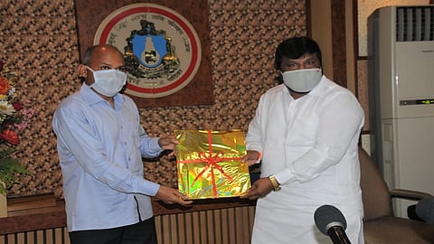 बेस्ट समिती अध्यक्ष प्रविण शिंदे यांना 2021-22 या वर्षाचा अर्थसंकल्प सुपूर्द करताना महाव्यवस्थापक सुरेंद्रकुमार बागडे