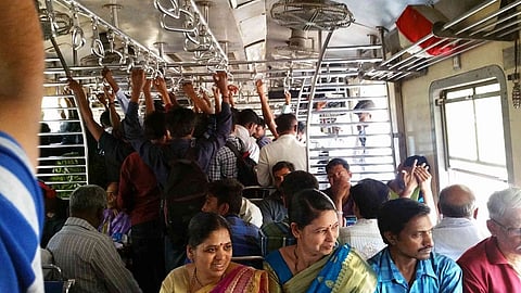 मेगाब्लॉकमुळे लोकल ट्रेनमध्ये गर्दीच गर्दी; नियमांचे उल्लंघन करून अनेकांचा प्रवास