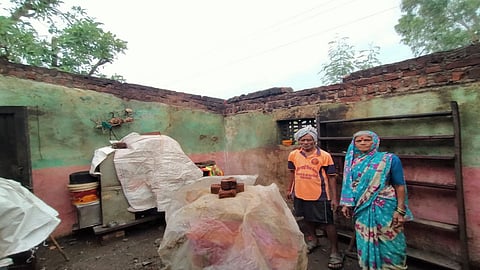 आधी लाॅकडाऊन, आता अवकाळी पाऊस; शेतकऱ्यांसह ग्रामस्थही हतबल