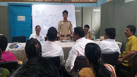 पालघर ः अधिकारी, पदाधिकारी व नागरिकांच्या बैठकीत बोलताना पोलिस.