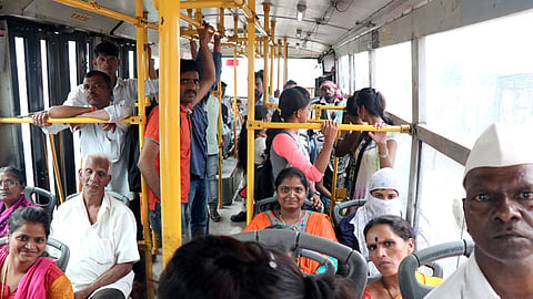 प्रवाशांच्या तुलनेत गाड्या कमीच