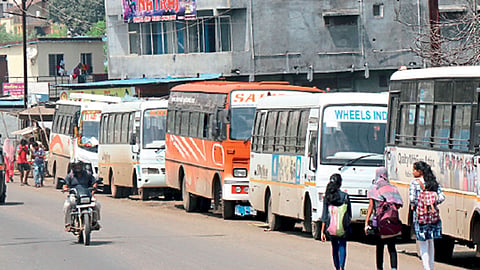 थेरगाव-काळेवाडी रस्त्यावर बेकायदा पार्किंग
