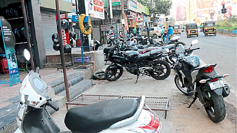 पिंपरी चौकाला अतिक्रमणांचा विळखा