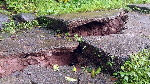 शिरशिंगे येथे डोंगररस्ता खचला; 20 कुटुंबांचे स्थलांतर