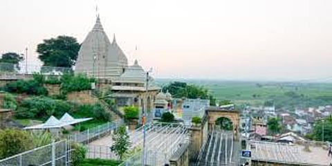 सुनसाल पडलेला आदासा येथील मंदिर परिसर