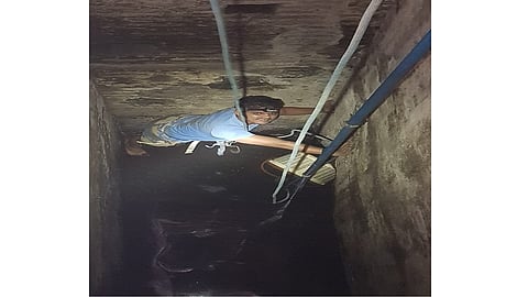 A boy Save cat who fall in Thirty feet deep well in pune