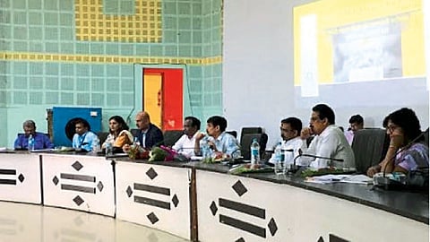 वर्धा - मूल्यवर्धित सेवा प्रकल्प व कार्यशाळेच्या उद्घाटनप्रसंगी सोमवारी मार्गदर्शन करताना प्रधान सचिव असीमकुमार गुप्ता. शेजारी जिल्हाधिकारी विवेक भीमनवार, अनिल पाटील, डॉ. विद्या मानकर, योगेश खिराळे, प्रवीण मुळे, धनंजय वाघ, शैलेश पांडे आदी.