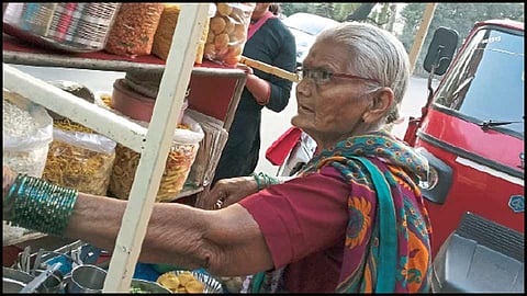 पाणीपुरीवाली आजी सोशल मीडियावर व्हायरल (व्हिडिओ)