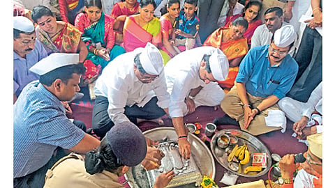 देहू - संत तुकाराम महाराजांच्या पादुकांची पालकमंत्री चंद्रकांत पाटील, तसेच पार्थ पवार यांच्या हस्ते महापूजा झाली.