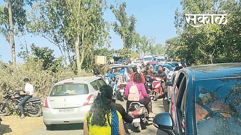 Crowds of tourists for the last 3 days On Sinhagad