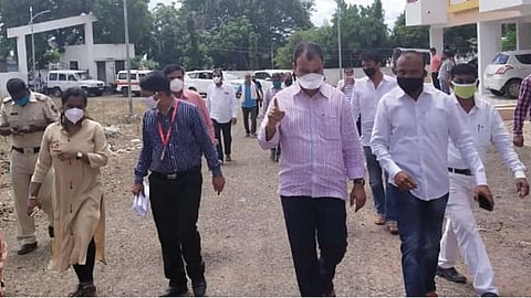 इंदापूर - शहरात कोरोना सर्व्हेक्षणाची माहिती घेताना राज्य मंत्री दत्तात्रय भरणे, नगराध्यक्षा अंकिता शहा व अधिकारी.