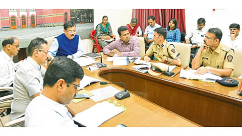 विधानभवन - निवडणुकीचा आढावा घेण्यासाठी विभागीय आयुक्त डॉ. दीपक म्हैसेकर यांनी सोमवारी बैठक घेऊन सूचना दिल्या.