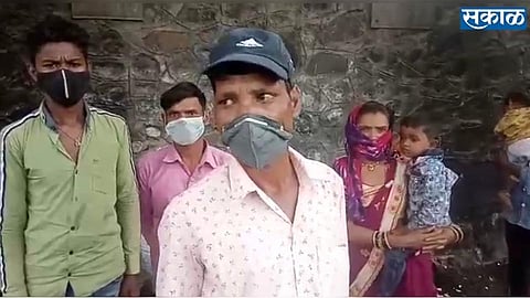 Video : ठेकेदार म्हणाला, "तुम्ही गावी कसे जाता, ते बघतोच..." त्यात पोलिसांनीही...