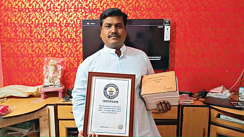सोलापूर - गिनेस वर्ल्ड रेकॉर्डसह डॉ. तुषार पिल्ले.