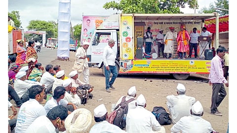 जंक्शन (ता. इंदापूर) - प्लॅस्टिकबंदी, स्वच्छतेविषयी विनोदातून जनजागृती करताना कला पथकातील कलाकार.