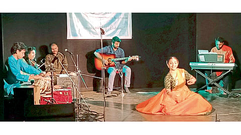 सुदर्शन रंगमंच, शनिवार पेठ - ‘एहसास, ए म्युझिकल जर्नी’ या कार्यक्रमात युवा कलावंतांनी वादन, गायन आणि नृत्यातून रसिकांना मंत्रमुग्ध केले.