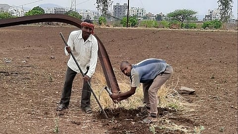 कातवी: वादळी वाऱ्यामुळे पडलेले विजेचे काम पुन्हा उभारण्याचे काम महावितरणने सुरु केले आहे.