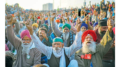 नवी दिल्ली: गाझीपूर सीमेवर आंदोलक शेतकऱ्यांनी कृषी कायद्याविरोधात घोषणाबाजी केली.
