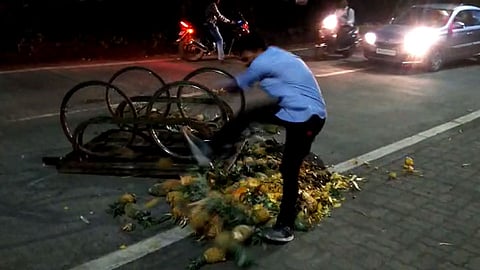 कोथरुड - रस्त्यावर अस्ताव्यस्त पडलेली फळे