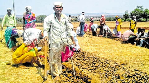 लोणी - श्रमदान करताना नामदेव काळे, शरद भोसले.