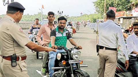 police action against non helmet users in nashik