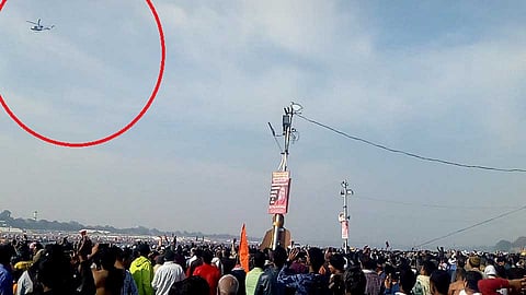 कुंभमेळ्यात हेलिकॉप्टरने भाविकांवर फुलांचा वर्षाव